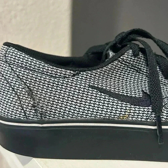NIKE SB CLUTCH PRM TRAINERS BLACK/WHITE 807409-017 SIZE 4Y - Picture 4 of 11